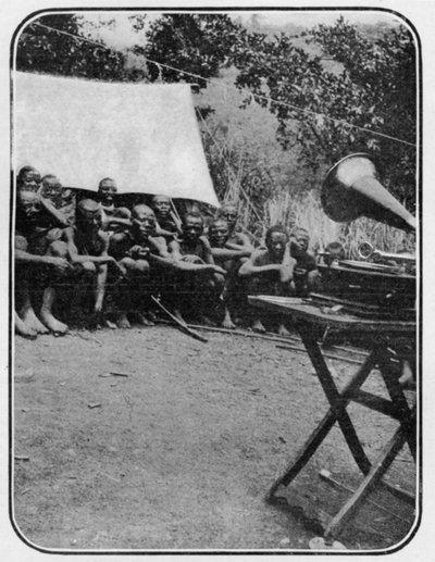 Weiße Magie: Das Grammophon erstaunt die Wakonja-Einheimischen, aus einem Artikel mit dem Titel Zu den Bergen des Mondes veröffentlicht in The Graphic, 27. Oktober 1906 von English Photographer